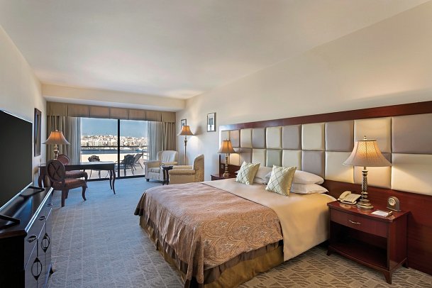 Grand Hotel Excelsior Malta - Wohnbeispiel Doppelzimmer Deluxe Meeresfront mit Terrasse (Zimmercodierung DD1)