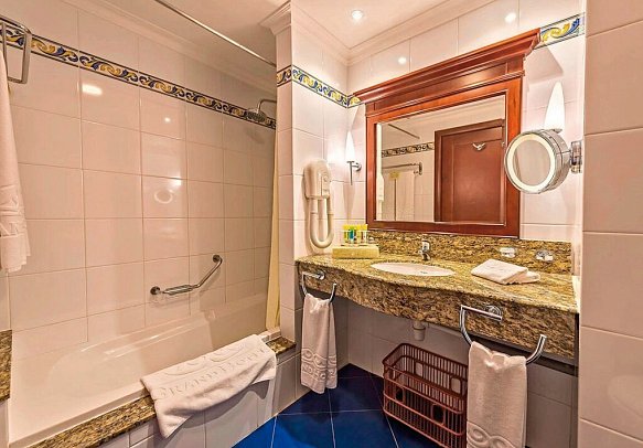 Grand Hotel Gozo - Badbeispiel Doppelzimmer Superior Meerblick (Zimmercodierung DSM)