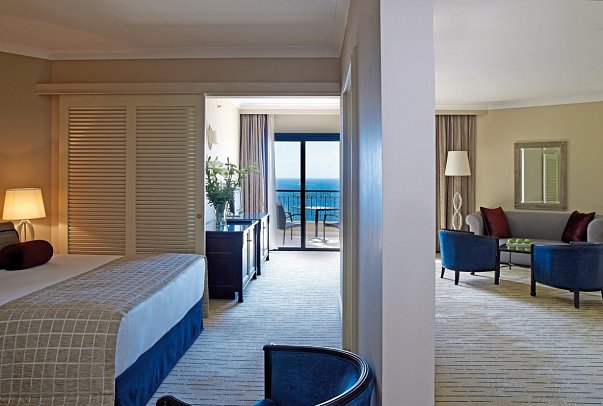 Corinthia St. George's Bay - Wohnbeispiel Juniorsuite Meerblick (Zimmercodierung JBM)
