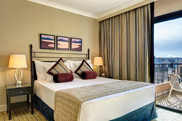 Corinthia St. George's Bay - Wohnbeispiel Suite Deluxe Meerblick (Zimmercodierung WDM)