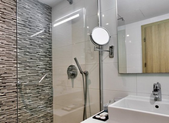 Santana Hotel & Spa - Badbeispiel Doppelzimmer Komfort (Zimmercodierung DF1)