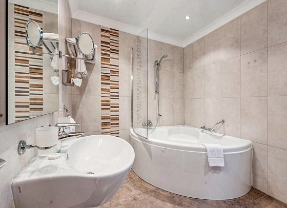 Paradise Bay Resort - Badbeispiel Junior Suites (Zimmercodierung JBO)