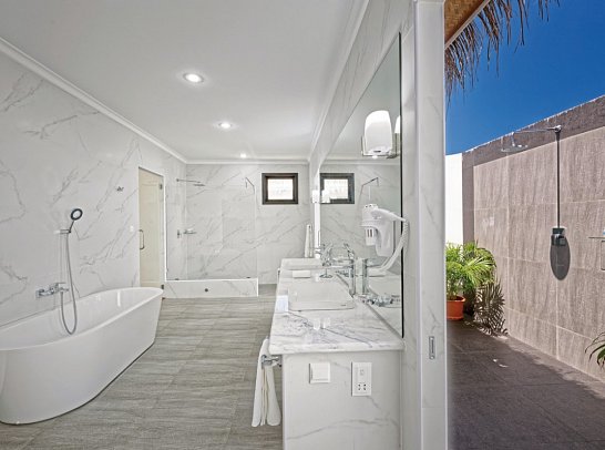 Angaga Island Resort & Spa - Beispiel Bad Premium Water Bungalow (Zimmercodierung BX3)