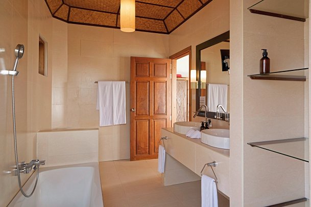 Safari Island Resort & Spa - Beispiel Bad Water Bungalow (Zimmercodierung BX2)