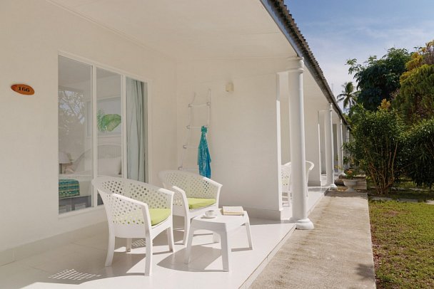 Equator Village Maldives - Beispiel Terrasse Standard (Zimmercodierung UG1)