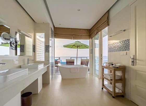 Siyam World Maldives - Beispiel Bad Ocean Villa with Pool & Slide (Zimmercodierungen VOI & VV4)