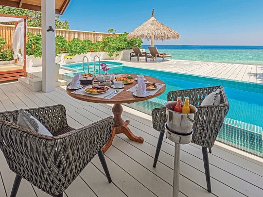 Malahini Kuda Bandos - Beispiel Terrasse Sunrise Beach Pool Villa (Zimmercodierung VB1)