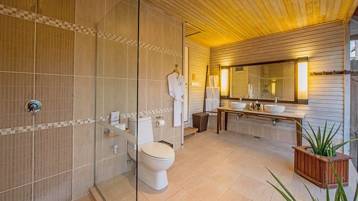 Kuredu Island Resort & Spa - Beispiel Bad O Beach Villa (Zimmercodierung VO1)