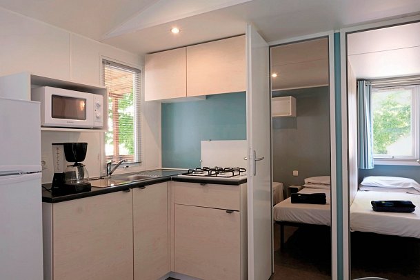 Domaine la Yole Camping Lodge (by Happy Camp) - Wohnbeispiel Mobilheim Happy Premium (Zimmercodierung CM1)