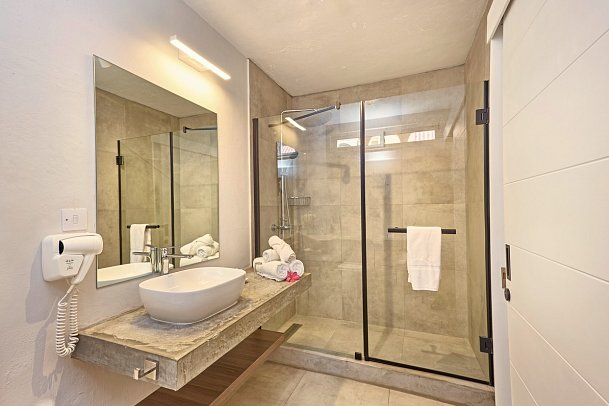 Villas Caroline - Badezimmer Beispiel Standard Economy Gardenview (Zimmercodierung UB1)