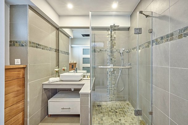 Villas Caroline - Badezimmer Beispiel Superior Seafacing (Zimmercodierung US1)