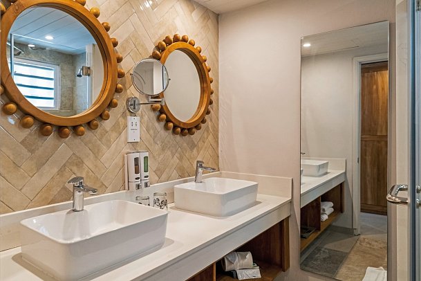 Casuarina Resort & Spa - Badezimmer Beispiel Privilege Sea View (Zimmercodierungen URM, UHM & UX8)