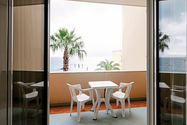 Terme Alexander - Beispiel Balkon Doppelzimmer Meerblick (Zimmercodierung D1M)