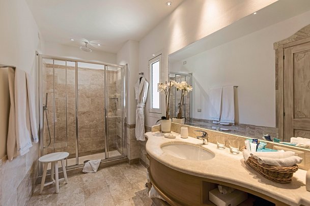 Grand Relais dei Nuraghi - Wohneispiel Juniorsuite mit Garten (Zimmercodierung J1G)