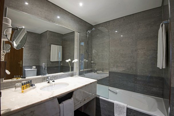 Vila Galé Porto - Beispiel Bad Doppelzimmer (Zimmercodierungen DB1 & DS1)