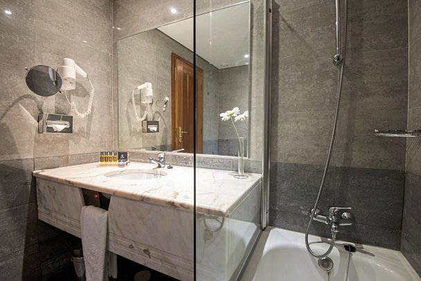 Vila Galé Porto - Beispiel Bad Doppelzimmer (Zimmercodierungen DB1 & DS1)