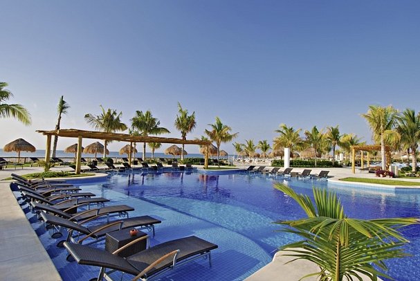 BlueBay Grand Esmeralda