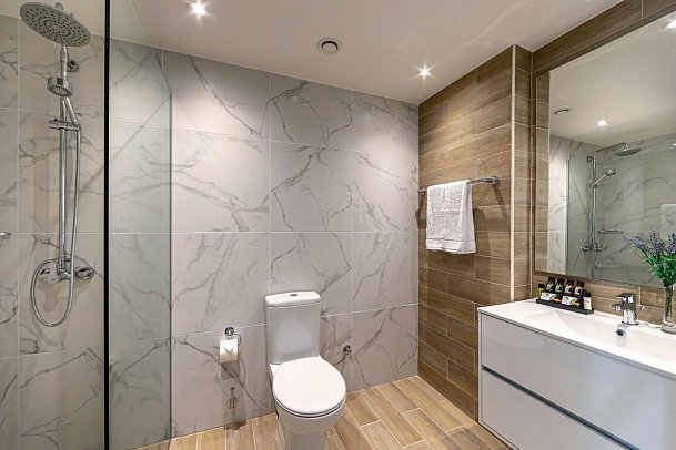 Leonardo Plaza Cypria Maris Beach Hotel & Spa - Beispiel Bad Wohnbeispiel Doppelzimmer Deluxe Meerblick (Zimmercodierung DDM)