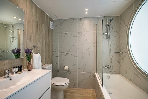 Leonardo Plaza Cypria Maris Beach Hotel & Spa - Beispiel Bad Standard (Zimmercodierungen DBL, DPN & DBM)