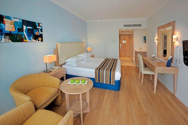 Olympic Lagoon Resort Paphos - Wohnbeispiel Doppelzimmer Deluxe seitl. Meerblick (Zimmercodierung DDN)