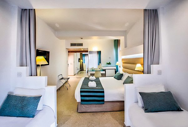 Leonardo Cypria Bay - Wohnbeispiel Familienzimmer Landblick (Zimmercodierung FBL)