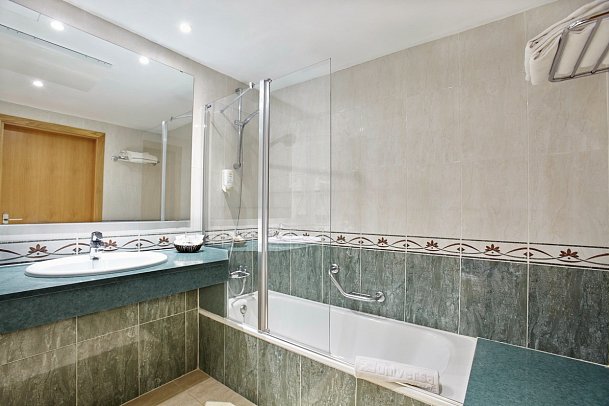 Universal Hotel Marqués - Beispiel Bad Doppelzimmer Superior (Zimmercodierungen DSD & DSM)