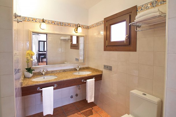 Finca Son Marge - Beispiel Bad Juniorsuite Superior (Zimmercodierung JS1)