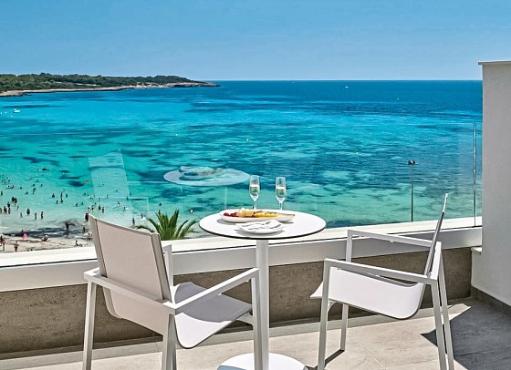 Hipotels Mediterraneo - Beispiel Balkon Doppelzimmer Select Meerblick (Zimmercodierung DNM)