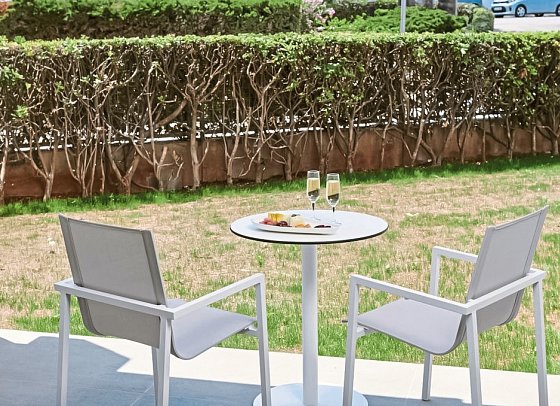 Hipotels Mediterraneo - Beispiel Terrasse Doppelzimmer (Zimmercodierung DB1)