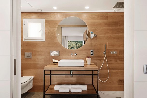 Bahía Suites Camp de Mar - Beispiel Bad Juniorsuite Llaüt frontaler Meerblick (Zimmercodierung JBM)