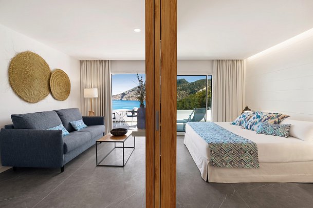 Bahía Suites Camp de Mar - Wohnbeispiel Pool Suite Mediterrània frontaler Meerblick (Zimmercodierung WBM)
