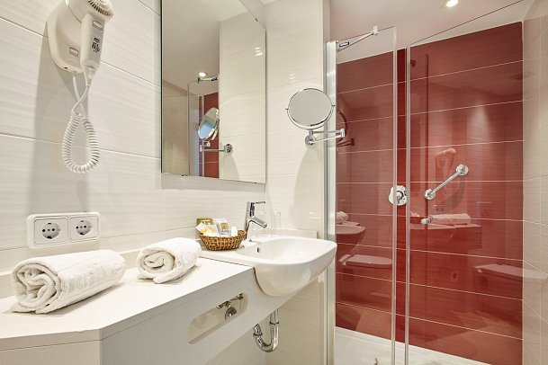 Universal Hotel Perla - Beispiel Bad (Zimmercodierungen DBB, DBN & DSM)