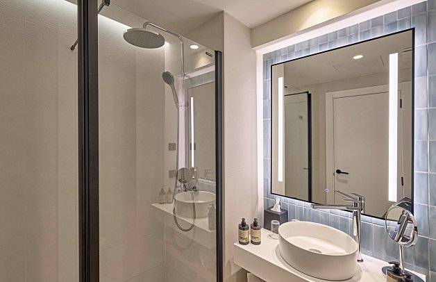 Universal Hotel Romántica - Beispiel Bad (Zimmercodierungen DBN, DCN, FB1, DBM, DBD & FBM)