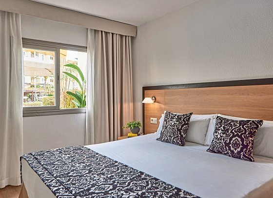 Zafiro Tropic - Wohnbeispiel Suite 1 Schlafzimmer mit Garten oder Terrasse (Zimmercodierungen AB2 & AB4)