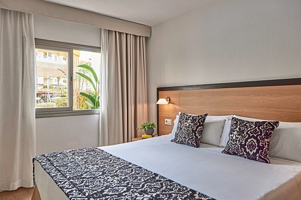 Zafiro Tropic - Wohnbeispiel Suite 1 Schlafzimmer mit Garten oder Terrasse (Zimmercodierungen AB2 & AB4)