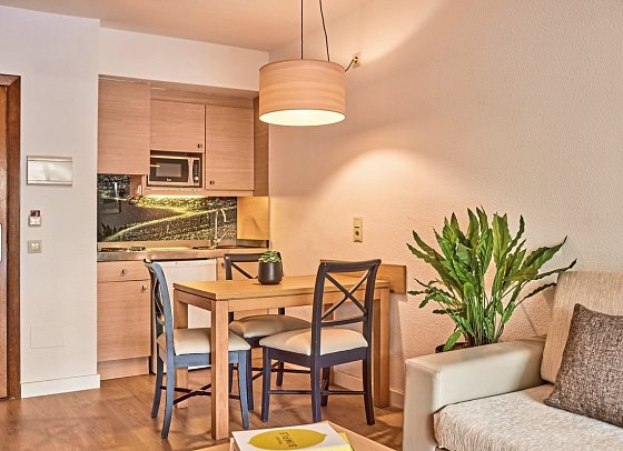 Zafiro Tropic - Wohnbeispiel Suite 1 Schlafzimmer mit Garten oder Terrasse (Zimmercodierungen AB2 & AB4)