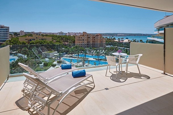Hipotels Gran Playa de Palma - Beispiel Terrasse Juniorsuite Poolblick (Zimmercodierung JBP)