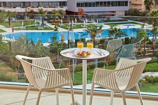 Hipotels Gran Playa de Palma - Beispiel Balkon Doppelzimmer Poolblick (Zimmercodierung DBP)