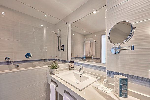 Universal Hotel Lido Park & Spa - Beispiel Bad Doppelzimmer seitl. Meerblick (Zimmercodierungen D1N, D2N & DC1)