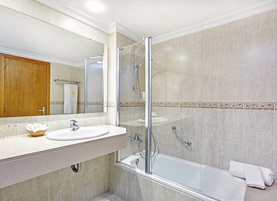 Universal Hotel Castell Royal - Beispiel Bad (Zimmercodierungen DB1, D!M, D2M, DBD & JBM)