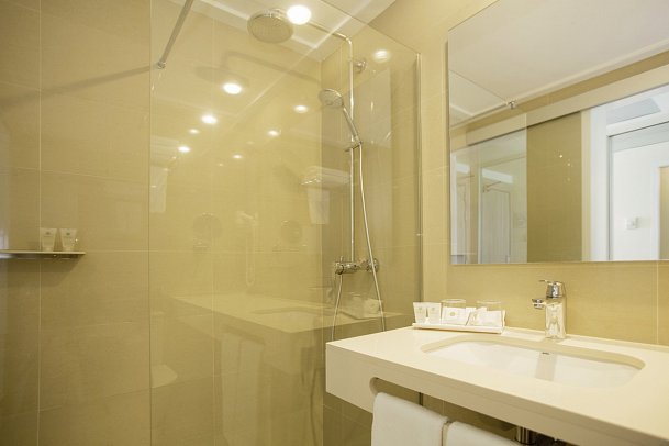 Sabina Hotel & Suites - Beispiel Bad (Zimmercodierungen D1N, DCN, D2N & DBM)