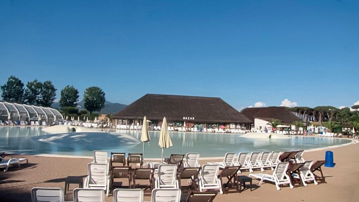 Hu Park Albatros Village (by Happy Camp)