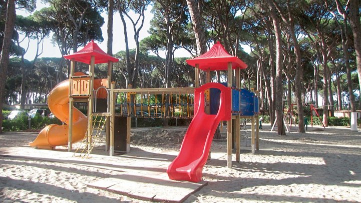 Hu Park Albatros Village (by Happy Camp)