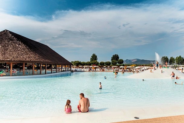 Hu Park Albatros Village (by Happy Camp)