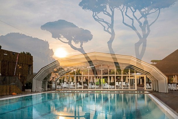 Hu Park Albatros Village (by Happy Camp)