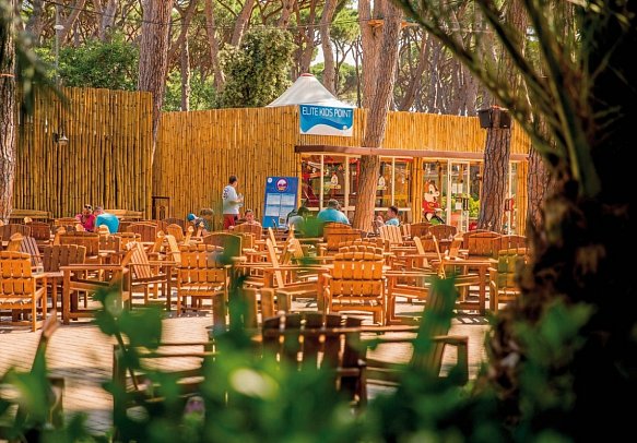 Hu Park Albatros Village (by Happy Camp)