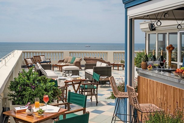 Hotel Palace - Dachterrasse mit Bar