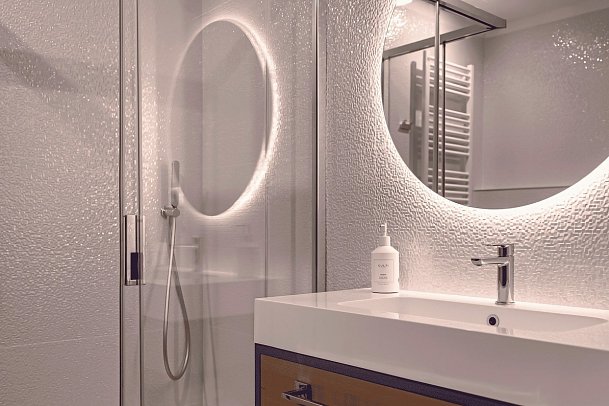 Grand Hotel - Badbeispiel Double Room Superior Lateral Sea View Balcony (Zimmercodierung DS1)