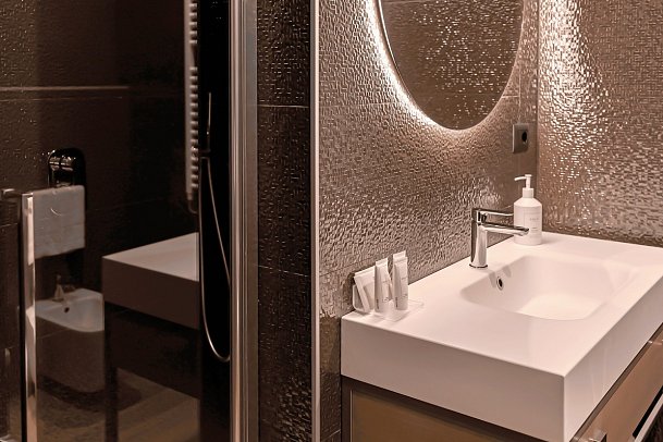 Grand Hotel - Badbeispiel Deluxe Room Sea View Balcony (Zimmercodierung UDM)