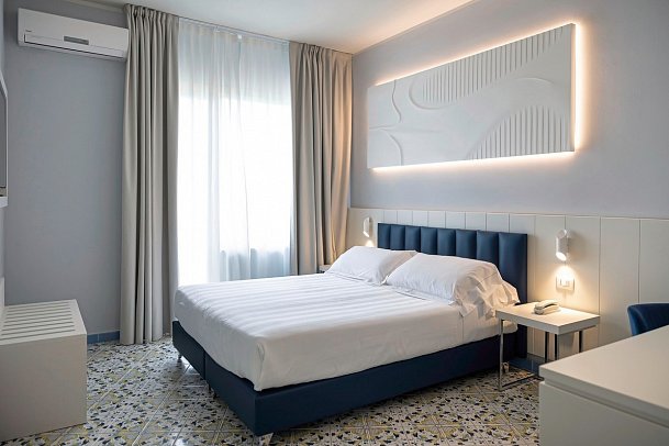 Grand Hotel - Wohnbeispiel Double Room Superior Lateral Sea View Balcony (Zimmercodierung DS1)